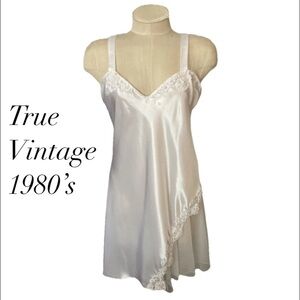 VTG 80s Women M Satin & Chiffon Beadwork Gown Chemise-Perfect for a Bride!
